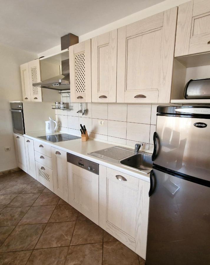 Milos Apartament *